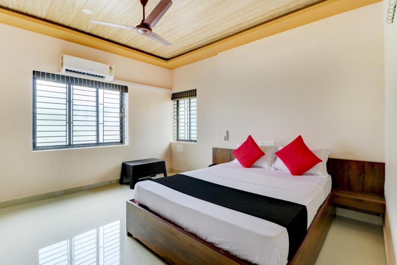 Vaccinated Staff - Capital O 77266 Light House Beach Resort Pangala Exterior photo